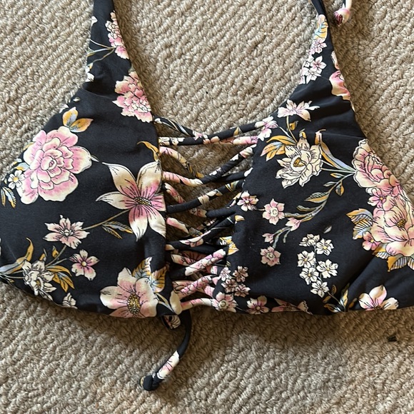 Billabong Floral Bikini Top no tag but fits like a small - Picture 2 of 6